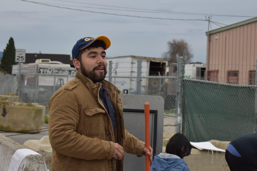 Antonio López working after flooding